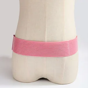 Roze meerlaagse elastische korsetgordel met een glanzende afwerking en metalen gesp