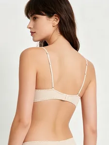 Détails du dos d'un ensemble de lingerie en dentelle beige avec bretelles ajustables