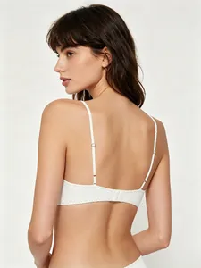 Détail du dos d'un soutien-gorge en satin blanc avec bretelles et attaches réglables
