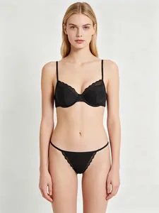 Détail d'un ensemble de lingerie en dentelle noire avec soutien-gorge à boucle avant