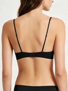 Vue arrière détaillée d'un ensemble de lingerie en satin noir avec bordures ondulées