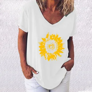 Détail du col en V et de l'imprimé tournesol jaune vif sur le t-shirt d'été blanc pour femme