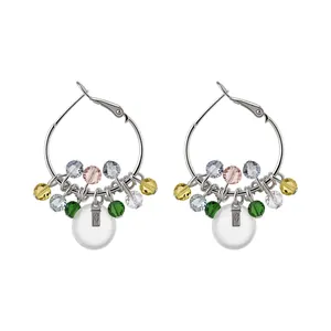 Eleganti orecchini a cerchio stile foresta con perle di cristallo colorate e ciondoli bianchi.