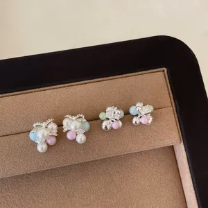 Orecchini a grappolo di perle colorate con fiocco in montatura color argento