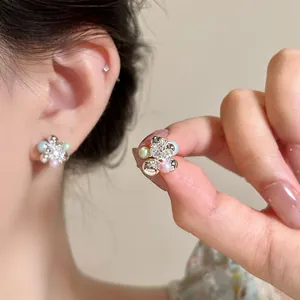 Eleganti orecchini a lobo con perle colorate a grappolo e accenti di cristallo per donna.