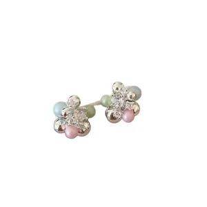 Eleganti orecchini a lobo a fiore con perle colorate e cristalli da donna in argento