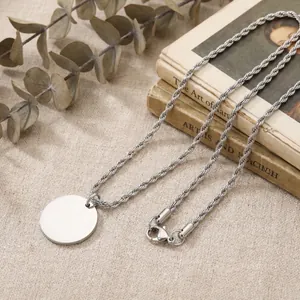 Détail du collier chaîne corde en acier titane avec un pendentif rond à graver