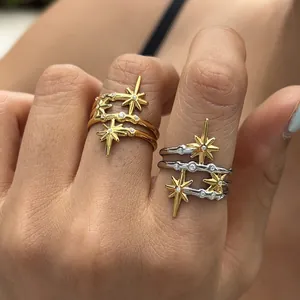 Gedetailleerde weergave van elegante achtpuntige ster zirkonia ringen in goud en zilver