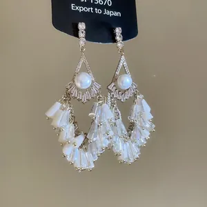 Boucles d'oreilles pendantes à glands avec cristaux et perles sur aiguilles en argent.