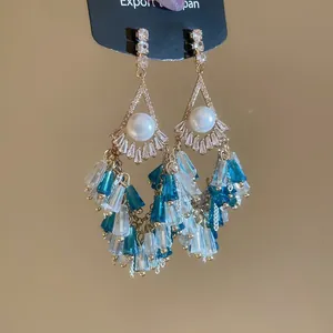 Boucles d'oreilles élégantes avec glands en cristal et perles bleues style bohème.