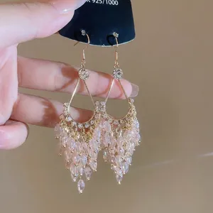 Boucles d'oreilles élégantes avec glands en cristal rose, strass brillants et aiguilles argent