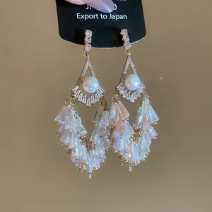 Boucles d'oreilles élégantes à pampilles en cristal avec perles et gouttes roses