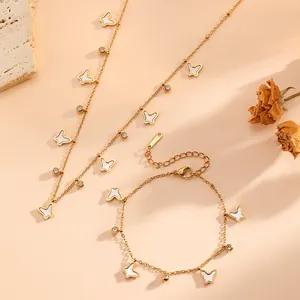 Vista dettagliata del set collana e bracciale in acciaio dorato con ciondoli a farfalla.
