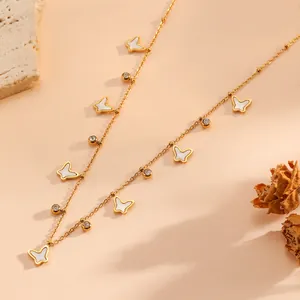Elegante collana in acciaio inossidabile con ciondoli a farfalla bianchi e zirconi lucidi