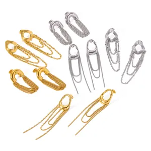 Detailaufnahme von eleganten Edelstahl-Ohrringen mit Kastenketten in Gold und Silber