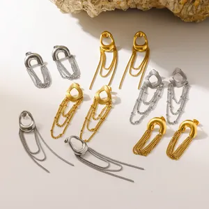 Detailansicht eleganter Gold- und Silbertropfenohrringe in verschiedenen geometrischen Designs