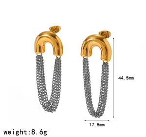 Detailansicht goldener U-Ohrringe mit silbernen Kettenquasten und Maßangaben