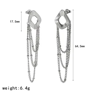 Detailansicht der Größe und des Gewichts dieser silbernen Quastenkette-Ohrringe