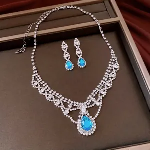 Luxuriöses Zirkonia-Schmuckset mit blauer Wassertropfen-Halskette und passenden Ohrringen