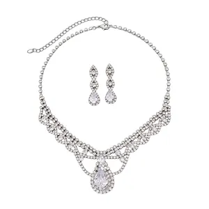 Elegantes Schmuckset für Damen mit Strass-Wassertropfen-Halskette und Ohrringen, Silber.