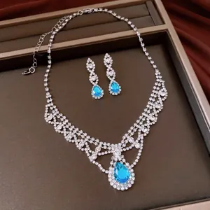 Detailansicht eines eleganten Schmucksets mit blauen Zirkon-Tropfen-Halskette und Ohrringen