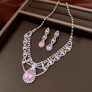 Detailansicht des Schmucksets mit rosa birnenförmigen Steinen und Strass-Spitzendesign