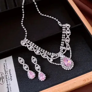 Detailansicht des luxuriösen Schmucksets mit rosa Zirkonia-Halskette und Ohrringen.