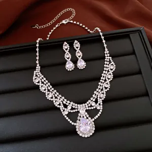 Nahaufnahme des Zirkonia-Schmucksets mit tropfenförmigen Anhängern und Silberdetails