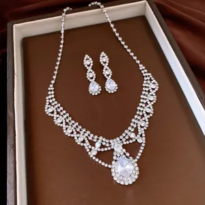 Detailansicht eines eleganten silberfarbenen Zirkonia-Tropfenhalsketten- und Ohrring-Sets