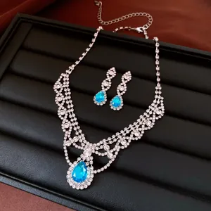 Detailansicht eines eleganten Schmucksets mit blauen Tropfensteinen und klaren Kristallen