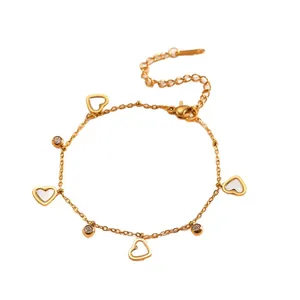 Elegante pulsera de eslabones con dijes de corazón dorados y cristales para mujer.