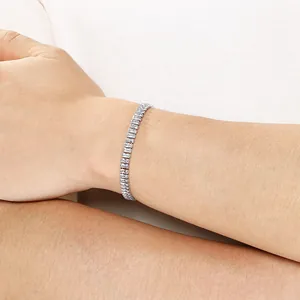 Elegante bracciale tennis in acciaio inossidabile con pietre baguette al polso sottile.