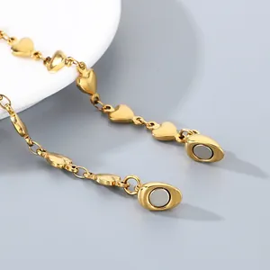 Dettaglio del bracciale a cuore in acciaio inossidabile dorato con chiusura magnetica