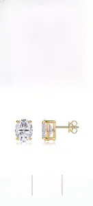 Détail macro de boucles d'oreilles moissanite ovales en argent 925 plaqué or 18 carats