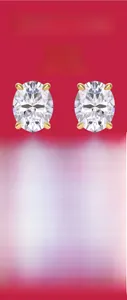 Détail de boucles d'oreilles Moissanite coupe ovale en argent S925 plaqué or 18 carats