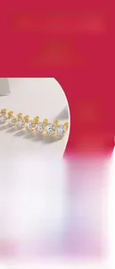Vue macro de boucles d'oreilles clous en moissanite et argent 925 sur fond rouge