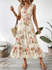 Détail d'une robe longue à fleurs avec col en V, taille à cordon et jupe à volants