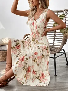 Détail d'une robe maxi fleurie sans manches avec col en V en dentelle et taille nouée