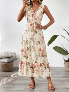 Détails de l'encolure en V avec dentelle et imprimé fleuri sur une robe longue d'été