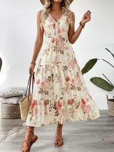 Détail d'une robe longue à fleurs avec décolleté en V en dentelle et roses roses