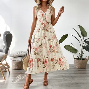 Robe longue fleurie à col en V avec dentelle et jupe à volants motif roses