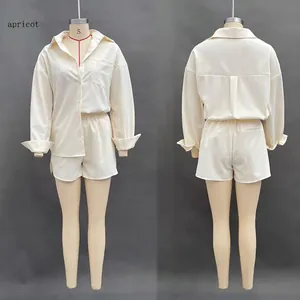 Dettaglio fronte e retro del set da donna con camicia e pantaloncini color albicocca