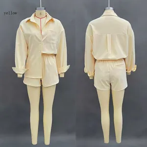 Dettaglio della camicia gialla a maniche lunghe e pantaloncini elastici in tessuto morbido