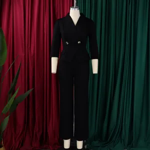 Détail d'un ensemble blazer noir cintré avec boutons dorés et pantalon droit