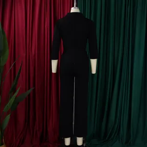 Vue arrière du costume noir cintré pour femme avec blazer et pantalon large assorti
