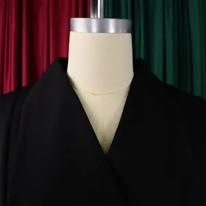 Détail d'une combinaison noire élégante avec revers sophistiqué et coupe aux épaules