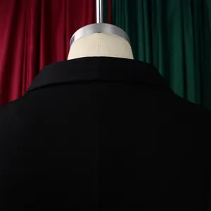 Gros plan du col arrière de la combinaison noire avec texture de tissu sergé premium