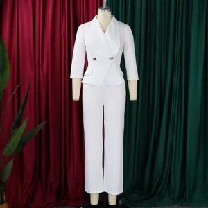 Détail d'un blazer blanc avec col châle et boutons dorés sur une combinaison chic