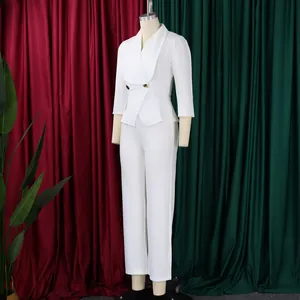 Vue détaillée d'une élégante combinaison blanche à manches longues style blazer sur un mannequin.