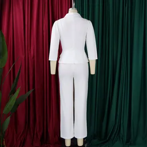 Vue arrière d'une combinaison blanche ajustée avec col tailleur et jambes larges chic